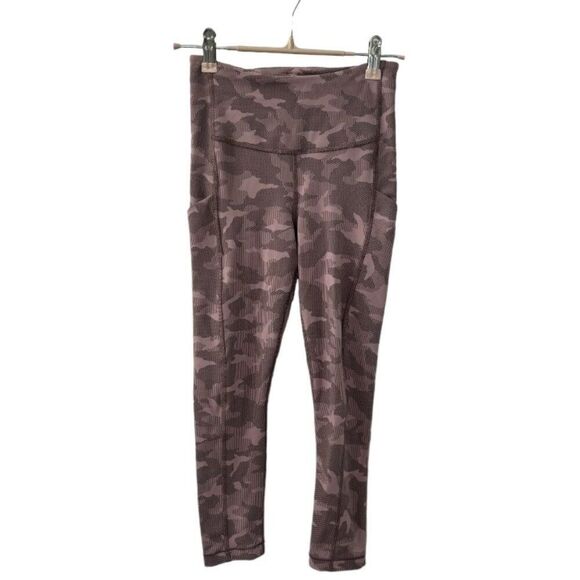 Athleta Ultimate Stash Pocket Textured Camo Capri Leggings Size XXS - Picture 2 of 8